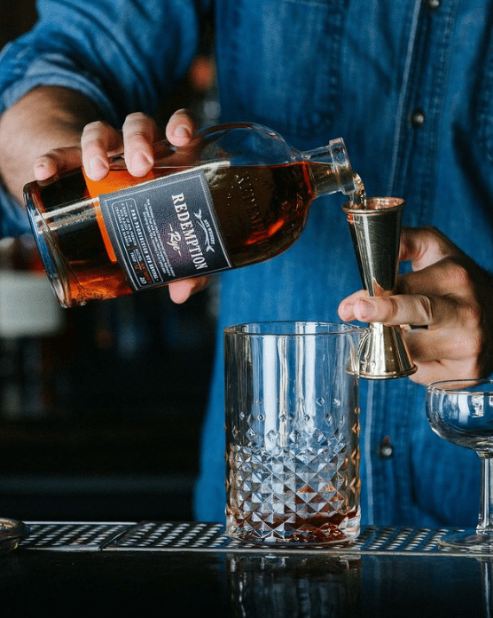 Préparer un old fashioned avec un rye et bourbon whisky